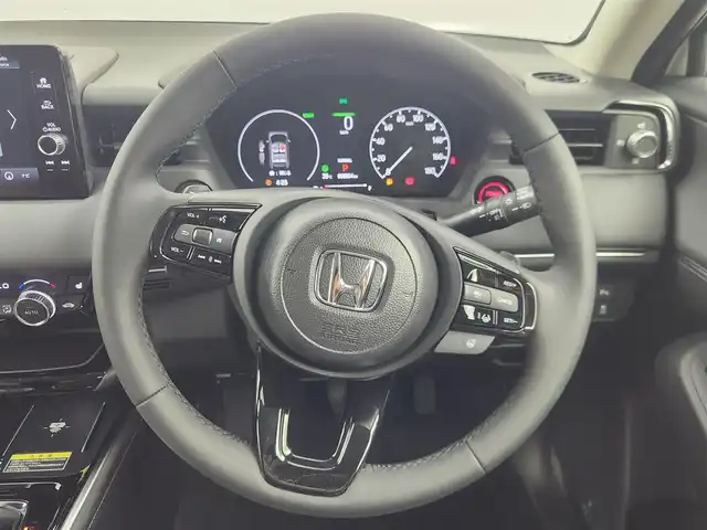 ホンダ ヴェゼル ハイブリッド e:HEV Z 愛知県 2025(令7)年 0.1千km プラチナホワイトパール 登録済未使用車/ホンダセンシング/　・衝突軽減ブレーキ（CMBS）/　・渋滞追従機能付アダプティブクルーズコントロール（ACC）/　・車線維持支援システム（LKAS）/　・ブラインドスポットインフォメーション/　・誤発進抑制機能/純正ディスプレイオーディオ/　（AppleCarPlay/AndroidAuto対応）/バックカメラ/ＥＴＣ２．０/置くだけ充電/パワーバックドア/前席シートヒーター/スマートキー×２/純正１８インチアルミホイール