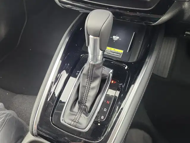ホンダ ヴェゼル ハイブリッド e:HEV Z 愛知県 2025(令7)年 0.1千km プラチナホワイトパール 登録済未使用車/ホンダセンシング/　・衝突軽減ブレーキ（CMBS）/　・渋滞追従機能付アダプティブクルーズコントロール（ACC）/　・車線維持支援システム（LKAS）/　・ブラインドスポットインフォメーション/　・誤発進抑制機能/純正ディスプレイオーディオ/　（AppleCarPlay/AndroidAuto対応）/バックカメラ/ＥＴＣ２．０/置くだけ充電/パワーバックドア/前席シートヒーター/スマートキー×２/純正１８インチアルミホイール