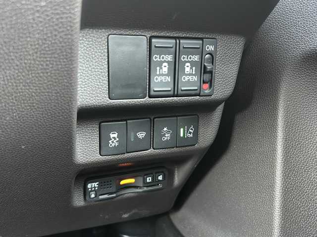 ホンダ フリード G ホンダセンシング 静岡県 2020(令2)年 4.3万km クリスタルブラックパール 純正ナビ/・CD/DVD/・FM/AM/・フルセグTV/・iPod/・SD/Music Rack/・USB/・Bluetooth/主要装備/・ＥＴＣ/・両側パワースライドドア/・バックカメラ/・ＬＥＤヘッドライト/・アクティブコーナリングライト/・運転席＋助手席シートヒーター/・アイドリングストップ/・ホンダセンシング/・追従クルコン/・横滑り防止装置/・オートライト/・ＥＣＯＮ/・オートエアコン