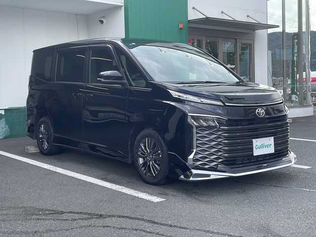 トヨタ ヴォクシー S－G 京都府 2022(令4)年 0.6万km アティチュードブラックマイカ 純正１０．５インチナビ　ＤＶＤ再生　Ｂｌｕｅｔｏｏｔｈオーディオ　フルセグ　バックカメラ　モデリスタフロントエアロ　ＬＥＤヘッドライト　両側パワースライド　ビルトインＥＴＣ　レーダークルーズ　禁煙車