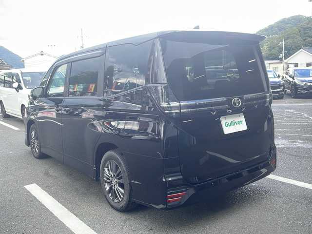 トヨタ ヴォクシー S－G 京都府 2022(令4)年 0.6万km アティチュードブラックマイカ 純正１０．５インチナビ　ＤＶＤ再生　Ｂｌｕｅｔｏｏｔｈオーディオ　フルセグ　バックカメラ　モデリスタフロントエアロ　ＬＥＤヘッドライト　両側パワースライド　ビルトインＥＴＣ　レーダークルーズ　禁煙車