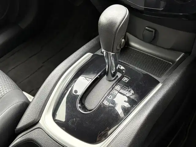 日産 エクストレイル 20X エマージェンシーブレーキ 三重県 2014(平26)年 7.8万km ダイヤモンドブラック ♪ワンオーナー ♪/エマージェンシーブレーキ/車線逸脱警報/コーナーセンサー/前席シートヒーター/インテリキー×2/プッシュスタート/アイドリングストップ/純正ナビ/・CD・SD・TV/・USB・AUX/・バックカメラ/革巻ステアリング/社外17インチAW/社外17インチAW積込/・225/65R17/・スタッドレスタイヤ/LEDヘッドライト/フォグライト/オートライト/ウィンカーミラー/スペアタイヤ/プライバシーガラス/フロアマット/ETC