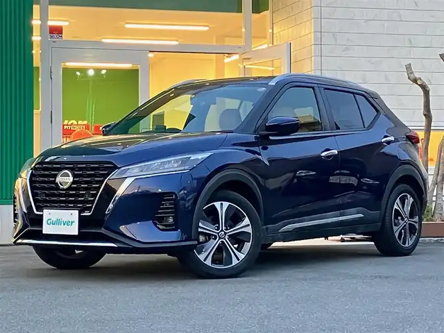 日産 キックス X ツートーンインテリアED 静岡県 2021(令3)年 6.8万km ダークブルー 純正9インチナビ（CD/DVD/BT/フルセグ）/地図SD無し/全方位カメラ/ドライブレコーダー前後/プロパイロット/ステアリングヒーター/デジタルインナーミラー/ETC/USB入力端子/純正フロアマット/純正17インチアルミホイール/合皮シート/D席N席シートヒーター/ルーフレール/ABS/横滑り防止装置/コーナーセンサー前後/レーンキープアシスト/オートライト/LEDヘッドライト/W+サイドエアバッグ/衝突軽減システム/エンジンスタートボタン/パワーステアリング/パワーウィンドウ/アイドリングストップ/スマートキー/オートエアコン