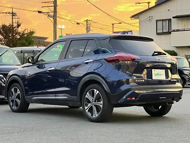 日産 キックス X ツートーンインテリアED 静岡県 2021(令3)年 6.8万km ダークブルー 純正9インチナビ（CD/DVD/BT/フルセグ）/地図SD無し/全方位カメラ/ドライブレコーダー前後/プロパイロット/ステアリングヒーター/デジタルインナーミラー/ETC/USB入力端子/純正フロアマット/純正17インチアルミホイール/合皮シート/D席N席シートヒーター/ルーフレール/ABS/横滑り防止装置/コーナーセンサー前後/レーンキープアシスト/オートライト/LEDヘッドライト/W+サイドエアバッグ/衝突軽減システム/エンジンスタートボタン/パワーステアリング/パワーウィンドウ/アイドリングストップ/スマートキー/オートエアコン