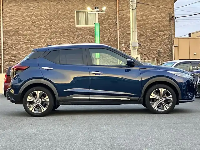 日産 キックス X ツートーンインテリアED 静岡県 2021(令3)年 6.8万km ダークブルー 純正9インチナビ（CD/DVD/BT/フルセグ）/地図SD無し/全方位カメラ/ドライブレコーダー前後/プロパイロット/ステアリングヒーター/デジタルインナーミラー/ETC/USB入力端子/純正フロアマット/純正17インチアルミホイール/合皮シート/D席N席シートヒーター/ルーフレール/ABS/横滑り防止装置/コーナーセンサー前後/レーンキープアシスト/オートライト/LEDヘッドライト/W+サイドエアバッグ/衝突軽減システム/エンジンスタートボタン/パワーステアリング/パワーウィンドウ/アイドリングストップ/スマートキー/オートエアコン