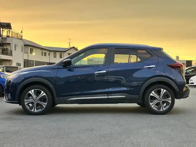 日産 キックス X ツートーンインテリアED 静岡県 2021(令3)年 6.8万km ダークブルー 純正9インチナビ（CD/DVD/BT/フルセグ）/地図SD無し/全方位カメラ/ドライブレコーダー前後/プロパイロット/ステアリングヒーター/デジタルインナーミラー/ETC/USB入力端子/純正フロアマット/純正17インチアルミホイール/合皮シート/D席N席シートヒーター/ルーフレール/ABS/横滑り防止装置/コーナーセンサー前後/レーンキープアシスト/オートライト/LEDヘッドライト/W+サイドエアバッグ/衝突軽減システム/エンジンスタートボタン/パワーステアリング/パワーウィンドウ/アイドリングストップ/スマートキー/オートエアコン