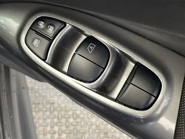 日産 ジューク 15RX Vセレクション 栃木県 2020(令2)年 2.6万km スーパーブラック 純正ナビ/(CD/DVD/フルセグTV/Bluetooth/MSV/SD/AUX)/インテリジェントエマージェンシーブレーキ/・ハイビームアシスト/・車線逸脱警報/全方位カメラ/ETC/前方ドラレコ/禁煙車/オートライト/HIDヘッドライト/横滑り防止装置/フォグランプ/スマートキー/プッシュスタート/アイドリングストップ/ステアリングスイッチ/革巻きステアリング/ウィンカーミラー/電動格納ミラー/純正17インチアルミホイール/純正フロアマット