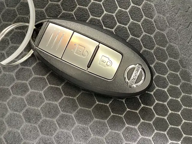 日産 ジューク 15RX Vセレクション 栃木県 2020(令2)年 2.6万km スーパーブラック 純正ナビ/(CD/DVD/フルセグTV/Bluetooth/MSV/SD/AUX)/インテリジェントエマージェンシーブレーキ/・ハイビームアシスト/・車線逸脱警報/全方位カメラ/ETC/前方ドラレコ/禁煙車/オートライト/HIDヘッドライト/横滑り防止装置/フォグランプ/スマートキー/プッシュスタート/アイドリングストップ/ステアリングスイッチ/革巻きステアリング/ウィンカーミラー/電動格納ミラー/純正17インチアルミホイール/純正フロアマット