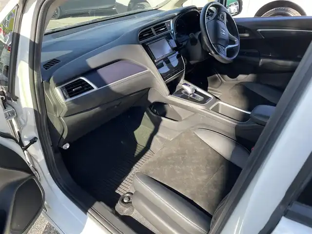 ホンダ シャトル ハイブリッド X スタイルエディション 千葉県 2016(平28)年 3.5万km ホワイトオーキッドパール あんしんパッケージ/・衝突軽減ブレーキ/・サイド＆カーテンエアバッグ/ハーフレザーシート/純正SDナビ【VXM-164VFi】/・CD/DVD/Bluetooth/フルセグTV/バックカメラ/スマートキー/クルーズコントロール/純正LEDヘッドライト/フォグランプ/パドルシフト/社外ドライブレコーダー/ビルトインETC/本革巻きステアリング/ドアバイザー