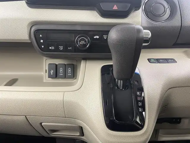 ホンダ Ｎ ＢＯＸ G L ターボ ホンダセンシング 大分県 2019(令1)年 3.7万km プレミアムアイボリーパールⅡ ホンダセンシング/・衝突軽減ブレーキ(CMBS)/・誤発進抑制機能/・後方誤発進抑制機能/・歩行者事故低減ステアリング/・路外逸脱抑制機能/・ACC(アダプティブクルーズコントロール)/・LKAS(車線維持支援システム)/・オートハイビーム/・先行車発進お知らせ機能/・標識認識機能/純正8型ナビ　型式：VXU-195NBi/【フルセグTV、DVD再生可、BT対応、USB】/ステアリングスイッチ/バックカメラ/両側電動スライドドア/ビルトインETC/純正ドライブレコーダー/パドルシフト/アイドリングストップ/横滑り防止装置/電動格納ミラー/純正フロアマット/オートライト/LEDヘッドライト/社外14インチアルミホイール