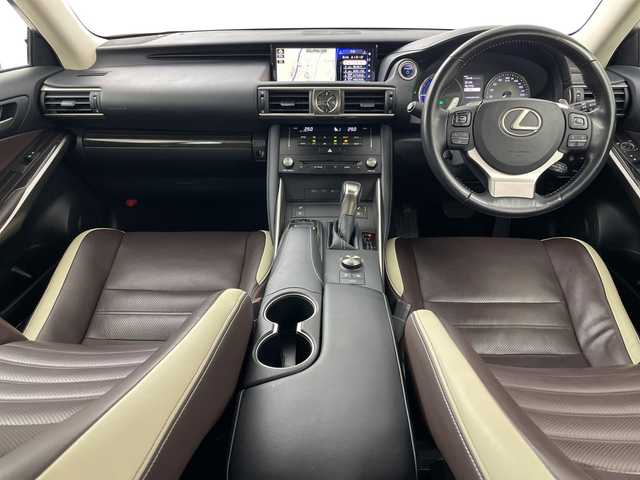 レクサス ＩＳ 300h バージョンL 道央・札幌 2017(平29)年 5.4万km ディープブルーマイカ ・4WD/・寒冷地仕様/・純正ナビ/・BT&CD&SD&フルセグTV/・バックカメラ/・レーダークルーズコントロール/・ブラインドスポットモニター/・レザーシート/・前席シートヒーター&ベンチレーション/・前席パワーシート/・電動サンシェード/・純正ドライブレコーダー/・ビルトインETC/・LEDヘッドライト/・オートライト/・オートマチックハイビーム/・スマートキー/・スペアキー