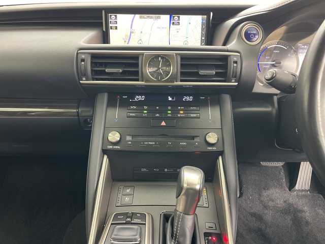レクサス ＩＳ 300h バージョンL 道央・札幌 2017(平29)年 5.4万km ディープブルーマイカ ・4WD/・寒冷地仕様/・純正ナビ/・BT&CD&SD&フルセグTV/・バックカメラ/・レーダークルーズコントロール/・ブラインドスポットモニター/・レザーシート/・前席シートヒーター&ベンチレーション/・前席パワーシート/・電動サンシェード/・純正ドライブレコーダー/・ビルトインETC/・LEDヘッドライト/・オートライト/・オートマチックハイビーム/・スマートキー/・スペアキー