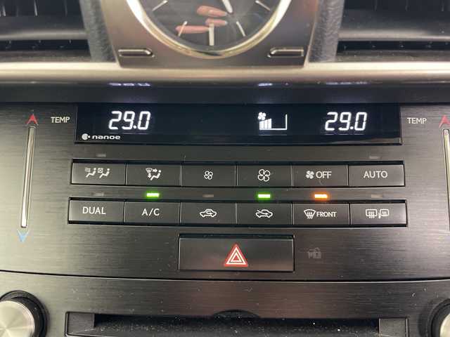 レクサス ＩＳ 300h バージョンL 道央・札幌 2017(平29)年 5.4万km ディープブルーマイカ ・4WD/・寒冷地仕様/・純正ナビ/・BT&CD&SD&フルセグTV/・バックカメラ/・レーダークルーズコントロール/・ブラインドスポットモニター/・レザーシート/・前席シートヒーター&ベンチレーション/・前席パワーシート/・電動サンシェード/・純正ドライブレコーダー/・ビルトインETC/・LEDヘッドライト/・オートライト/・オートマチックハイビーム/・スマートキー/・スペアキー