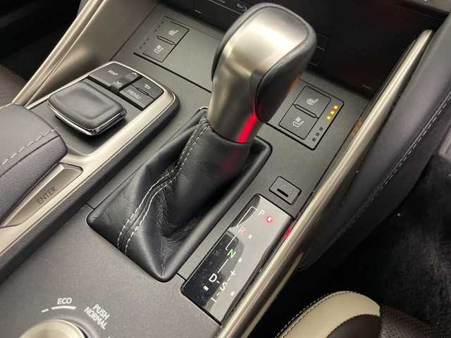 レクサス ＩＳ 300h バージョンL 道央・札幌 2017(平29)年 5.4万km ディープブルーマイカ ・4WD/・寒冷地仕様/・純正ナビ/・BT&CD&SD&フルセグTV/・バックカメラ/・レーダークルーズコントロール/・ブラインドスポットモニター/・レザーシート/・前席シートヒーター&ベンチレーション/・前席パワーシート/・電動サンシェード/・純正ドライブレコーダー/・ビルトインETC/・LEDヘッドライト/・オートライト/・オートマチックハイビーム/・スマートキー/・スペアキー