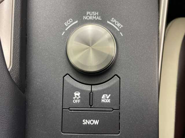 レクサス ＩＳ 300h バージョンL 道央・札幌 2017(平29)年 5.4万km ディープブルーマイカ ・4WD/・寒冷地仕様/・純正ナビ/・BT&CD&SD&フルセグTV/・バックカメラ/・レーダークルーズコントロール/・ブラインドスポットモニター/・レザーシート/・前席シートヒーター&ベンチレーション/・前席パワーシート/・電動サンシェード/・純正ドライブレコーダー/・ビルトインETC/・LEDヘッドライト/・オートライト/・オートマチックハイビーム/・スマートキー/・スペアキー