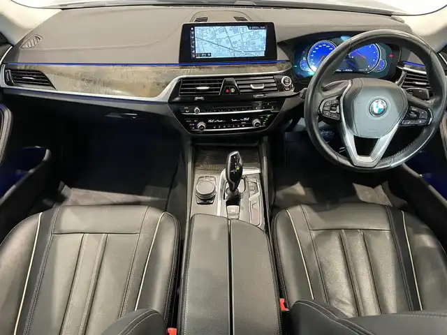 ＢＭＷ ５２３ｄ ラグジュアリー 熊本県 2017(平29)年 3.4万km サファイアブラックP ・スマートキー/・プッシュスタート/・インテリジェントセーフティ/・注意喚起アシスタント/・パーキングアシスト/・PDC自動起動/・アクティブPDC緊急ブレーキ/・クルーズコントロール(追従式)/・黒革シート/・前席パワーシート/・全席シートヒーター /・純正HDDナビ/　【DVD・Bluetooth・USB・MSV】/・フルセグTV/・全方位カメラ/・ETC/・ドライブレコーダー(前方録画)/・パワートランク/・LEDヘッドランプ/・LEDフォグランプ/・純正マット