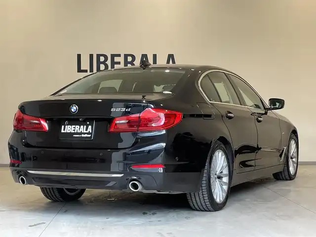 ＢＭＷ ５２３ｄ ラグジュアリー 熊本県 2017(平29)年 3.4万km サファイアブラックP ・スマートキー/・プッシュスタート/・インテリジェントセーフティ/・注意喚起アシスタント/・パーキングアシスト/・PDC自動起動/・アクティブPDC緊急ブレーキ/・クルーズコントロール(追従式)/・黒革シート/・前席パワーシート/・全席シートヒーター /・純正HDDナビ/　【DVD・Bluetooth・USB・MSV】/・フルセグTV/・全方位カメラ/・ETC/・ドライブレコーダー(前方録画)/・パワートランク/・LEDヘッドランプ/・LEDフォグランプ/・純正マット