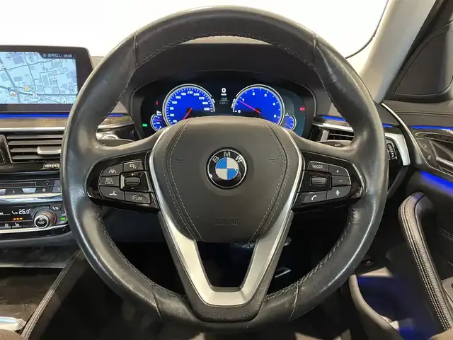 ＢＭＷ ５２３ｄ ラグジュアリー 熊本県 2017(平29)年 3.4万km サファイアブラックP ・スマートキー/・プッシュスタート/・インテリジェントセーフティ/・注意喚起アシスタント/・パーキングアシスト/・PDC自動起動/・アクティブPDC緊急ブレーキ/・クルーズコントロール(追従式)/・黒革シート/・前席パワーシート/・全席シートヒーター /・純正HDDナビ/　【DVD・Bluetooth・USB・MSV】/・フルセグTV/・全方位カメラ/・ETC/・ドライブレコーダー(前方録画)/・パワートランク/・LEDヘッドランプ/・LEDフォグランプ/・純正マット