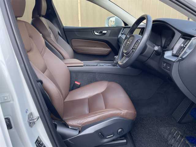 ボルボ ＸＣ６０ D4 AWD モーメンタム 香川県 2018(平30)年 4.6万km 白 純正ナビ/フルセグTV/CD/BT/USB/CarPlay/360°カメラ/衝突軽減ブレーキ/レーンキープアシスト/レーンチェンジアシスト/ブラインドスポットモニター/パークアシスト/ブラウンレザーシート/パワーシート/シートヒーター/スペアキー×1本/取説/保証書/タイヤ4本2.5mm4本交換推奨