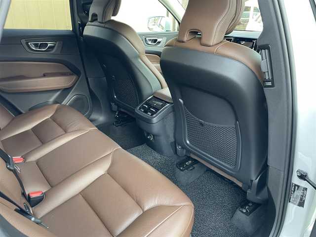 ボルボ ＸＣ６０ D4 AWD モーメンタム 香川県 2018(平30)年 4.6万km 白 純正ナビ/フルセグTV/CD/BT/USB/CarPlay/360°カメラ/衝突軽減ブレーキ/レーンキープアシスト/レーンチェンジアシスト/ブラインドスポットモニター/パークアシスト/ブラウンレザーシート/パワーシート/シートヒーター/スペアキー×1本/取説/保証書/タイヤ4本2.5mm4本交換推奨