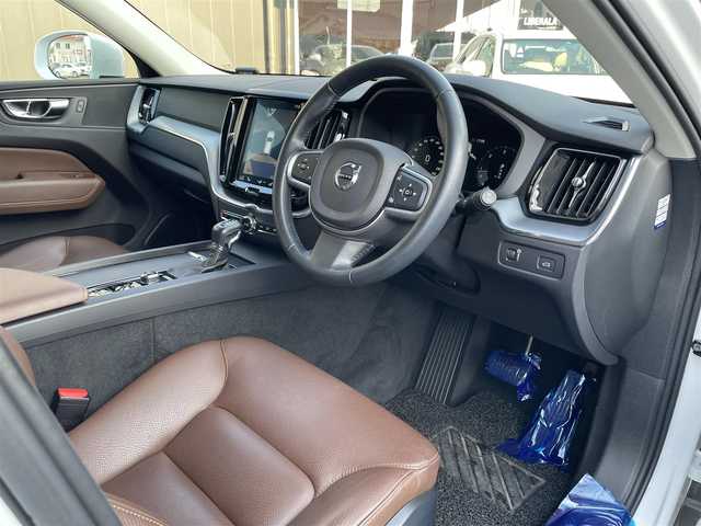 ボルボ ＸＣ６０ D4 AWD モーメンタム 香川県 2018(平30)年 4.6万km 白 純正ナビ/フルセグTV/CD/BT/USB/CarPlay/360°カメラ/衝突軽減ブレーキ/レーンキープアシスト/レーンチェンジアシスト/ブラインドスポットモニター/パークアシスト/ブラウンレザーシート/パワーシート/シートヒーター/スペアキー×1本/取説/保証書/タイヤ4本2.5mm4本交換推奨