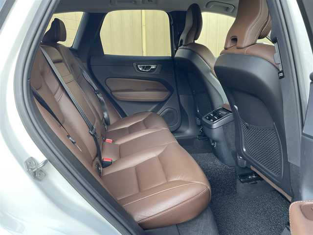 ボルボ ＸＣ６０ D4 AWD モーメンタム 香川県 2018(平30)年 4.6万km 白 純正ナビ/フルセグTV/CD/BT/USB/CarPlay/360°カメラ/衝突軽減ブレーキ/レーンキープアシスト/レーンチェンジアシスト/ブラインドスポットモニター/パークアシスト/ブラウンレザーシート/パワーシート/シートヒーター/スペアキー×1本/取説/保証書/タイヤ4本2.5mm4本交換推奨