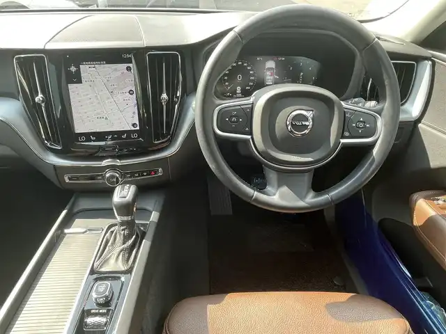 ボルボ ＸＣ６０ D4 AWD モーメンタム 高知県 2018(平30)年 4.6万km クリスタルホワイトP INTELLI SAFE/歩行者・サイクリスト・大型動物検知機能(夜間含む)/インターセクション・サポート(右折時対向車検知機能)/ステアリング・サポート(衝突回避支援機能)/オンカミング・レーン・ミティゲーション/全車追従機能付きACC/パイロット・アシスト(車線維持支援機能)/LKA/LCMA/RSI/DAC/ランオフロード・ミティゲーション/ランオフロード・プロテクション/純正HDDナビ/地デジ/CD/360°カメラシステム/Apple Car Play/純正18インチAW/パーキング・アシスト/ブラウンレザーシート/ETC2.0