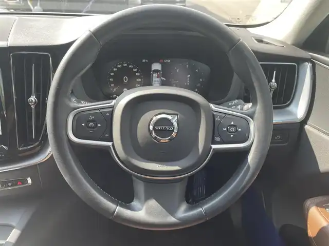 ボルボ ＸＣ６０ D4 AWD モーメンタム 高知県 2018(平30)年 4.6万km クリスタルホワイトP INTELLI SAFE/歩行者・サイクリスト・大型動物検知機能(夜間含む)/インターセクション・サポート(右折時対向車検知機能)/ステアリング・サポート(衝突回避支援機能)/オンカミング・レーン・ミティゲーション/全車追従機能付きACC/パイロット・アシスト(車線維持支援機能)/LKA/LCMA/RSI/DAC/ランオフロード・ミティゲーション/ランオフロード・プロテクション/純正HDDナビ/地デジ/CD/360°カメラシステム/Apple Car Play/純正18インチAW/パーキング・アシスト/ブラウンレザーシート/ETC2.0
