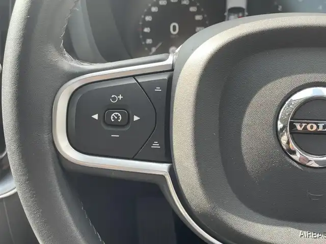 ボルボ ＸＣ６０ D4 AWD モーメンタム 高知県 2018(平30)年 4.6万km クリスタルホワイトP INTELLI SAFE/歩行者・サイクリスト・大型動物検知機能(夜間含む)/インターセクション・サポート(右折時対向車検知機能)/ステアリング・サポート(衝突回避支援機能)/オンカミング・レーン・ミティゲーション/全車追従機能付きACC/パイロット・アシスト(車線維持支援機能)/LKA/LCMA/RSI/DAC/ランオフロード・ミティゲーション/ランオフロード・プロテクション/純正HDDナビ/地デジ/CD/360°カメラシステム/Apple Car Play/純正18インチAW/パーキング・アシスト/ブラウンレザーシート/ETC2.0