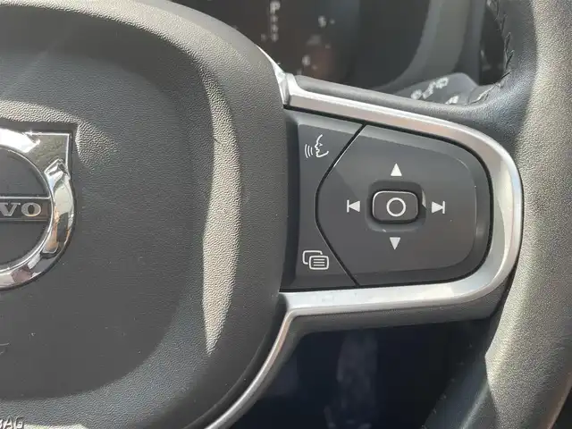 ボルボ ＸＣ６０ D4 AWD モーメンタム 高知県 2018(平30)年 4.6万km クリスタルホワイトP INTELLI SAFE/歩行者・サイクリスト・大型動物検知機能(夜間含む)/インターセクション・サポート(右折時対向車検知機能)/ステアリング・サポート(衝突回避支援機能)/オンカミング・レーン・ミティゲーション/全車追従機能付きACC/パイロット・アシスト(車線維持支援機能)/LKA/LCMA/RSI/DAC/ランオフロード・ミティゲーション/ランオフロード・プロテクション/純正HDDナビ/地デジ/CD/360°カメラシステム/Apple Car Play/純正18インチAW/パーキング・アシスト/ブラウンレザーシート/ETC2.0