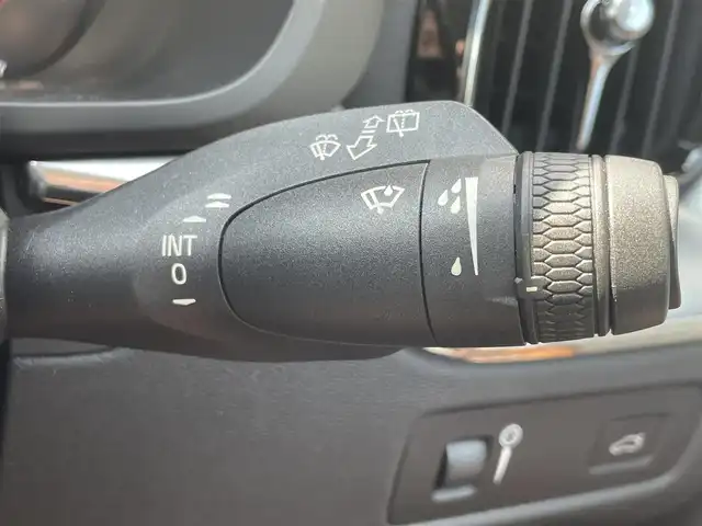 ボルボ ＸＣ６０ D4 AWD モーメンタム 高知県 2018(平30)年 4.6万km クリスタルホワイトP INTELLI SAFE/歩行者・サイクリスト・大型動物検知機能(夜間含む)/インターセクション・サポート(右折時対向車検知機能)/ステアリング・サポート(衝突回避支援機能)/オンカミング・レーン・ミティゲーション/全車追従機能付きACC/パイロット・アシスト(車線維持支援機能)/LKA/LCMA/RSI/DAC/ランオフロード・ミティゲーション/ランオフロード・プロテクション/純正HDDナビ/地デジ/CD/360°カメラシステム/Apple Car Play/純正18インチAW/パーキング・アシスト/ブラウンレザーシート/ETC2.0