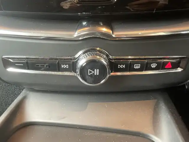 ボルボ ＸＣ６０ D4 AWD モーメンタム 高知県 2018(平30)年 4.6万km クリスタルホワイトP INTELLI SAFE/歩行者・サイクリスト・大型動物検知機能(夜間含む)/インターセクション・サポート(右折時対向車検知機能)/ステアリング・サポート(衝突回避支援機能)/オンカミング・レーン・ミティゲーション/全車追従機能付きACC/パイロット・アシスト(車線維持支援機能)/LKA/LCMA/RSI/DAC/ランオフロード・ミティゲーション/ランオフロード・プロテクション/純正HDDナビ/地デジ/CD/360°カメラシステム/Apple Car Play/純正18インチAW/パーキング・アシスト/ブラウンレザーシート/ETC2.0