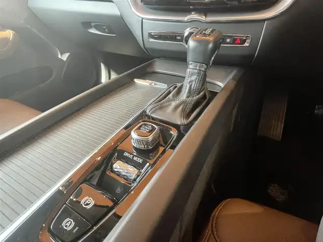 ボルボ ＸＣ６０ D4 AWD モーメンタム 高知県 2018(平30)年 4.6万km クリスタルホワイトP INTELLI SAFE/歩行者・サイクリスト・大型動物検知機能(夜間含む)/インターセクション・サポート(右折時対向車検知機能)/ステアリング・サポート(衝突回避支援機能)/オンカミング・レーン・ミティゲーション/全車追従機能付きACC/パイロット・アシスト(車線維持支援機能)/LKA/LCMA/RSI/DAC/ランオフロード・ミティゲーション/ランオフロード・プロテクション/純正HDDナビ/地デジ/CD/360°カメラシステム/Apple Car Play/純正18インチAW/パーキング・アシスト/ブラウンレザーシート/ETC2.0
