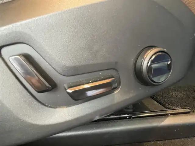 ボルボ ＸＣ６０ D4 AWD モーメンタム 高知県 2018(平30)年 4.6万km クリスタルホワイトP INTELLI SAFE/歩行者・サイクリスト・大型動物検知機能(夜間含む)/インターセクション・サポート(右折時対向車検知機能)/ステアリング・サポート(衝突回避支援機能)/オンカミング・レーン・ミティゲーション/全車追従機能付きACC/パイロット・アシスト(車線維持支援機能)/LKA/LCMA/RSI/DAC/ランオフロード・ミティゲーション/ランオフロード・プロテクション/純正HDDナビ/地デジ/CD/360°カメラシステム/Apple Car Play/純正18インチAW/パーキング・アシスト/ブラウンレザーシート/ETC2.0