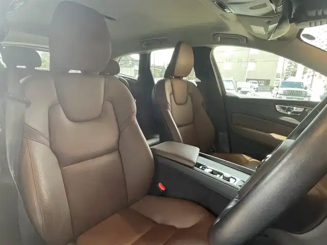 ボルボ ＸＣ６０ D4 AWD モーメンタム 高知県 2018(平30)年 4.6万km クリスタルホワイトP INTELLI SAFE/歩行者・サイクリスト・大型動物検知機能(夜間含む)/インターセクション・サポート(右折時対向車検知機能)/ステアリング・サポート(衝突回避支援機能)/オンカミング・レーン・ミティゲーション/全車追従機能付きACC/パイロット・アシスト(車線維持支援機能)/LKA/LCMA/RSI/DAC/ランオフロード・ミティゲーション/ランオフロード・プロテクション/純正HDDナビ/地デジ/CD/360°カメラシステム/Apple Car Play/純正18インチAW/パーキング・アシスト/ブラウンレザーシート/ETC2.0