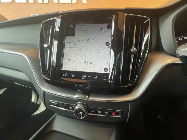 ボルボ ＸＣ６０ D4 AWD モーメンタム 高知県 2018(平30)年 4.6万km クリスタルホワイトP INTELLI SAFE/歩行者・サイクリスト・大型動物検知機能(夜間含む)/インターセクション・サポート(右折時対向車検知機能)/ステアリング・サポート(衝突回避支援機能)/オンカミング・レーン・ミティゲーション/全車追従機能付きACC/パイロット・アシスト(車線維持支援機能)/LKA/LCMA/RSI/DAC/ランオフロード・ミティゲーション/ランオフロード・プロテクション/純正HDDナビ/地デジ/CD/360°カメラシステム/Apple Car Play/純正18インチAW/パーキング・アシスト/ブラウンレザーシート/ETC2.0