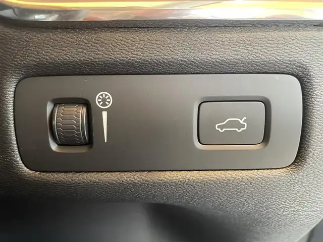 ボルボ ＸＣ６０ D4 AWD モーメンタム 高知県 2018(平30)年 4.6万km クリスタルホワイトP INTELLI SAFE/歩行者・サイクリスト・大型動物検知機能(夜間含む)/インターセクション・サポート(右折時対向車検知機能)/ステアリング・サポート(衝突回避支援機能)/オンカミング・レーン・ミティゲーション/全車追従機能付きACC/パイロット・アシスト(車線維持支援機能)/LKA/LCMA/RSI/DAC/ランオフロード・ミティゲーション/ランオフロード・プロテクション/純正HDDナビ/地デジ/CD/360°カメラシステム/Apple Car Play/純正18インチAW/パーキング・アシスト/ブラウンレザーシート/ETC2.0