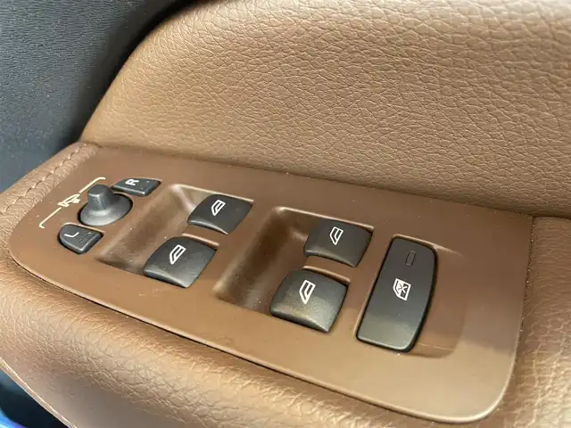 ボルボ ＸＣ６０ D4 AWD モーメンタム 高知県 2018(平30)年 4.6万km クリスタルホワイトP INTELLI SAFE/歩行者・サイクリスト・大型動物検知機能(夜間含む)/インターセクション・サポート(右折時対向車検知機能)/ステアリング・サポート(衝突回避支援機能)/オンカミング・レーン・ミティゲーション/全車追従機能付きACC/パイロット・アシスト(車線維持支援機能)/LKA/LCMA/RSI/DAC/ランオフロード・ミティゲーション/ランオフロード・プロテクション/純正HDDナビ/地デジ/CD/360°カメラシステム/Apple Car Play/純正18インチAW/パーキング・アシスト/ブラウンレザーシート/ETC2.0