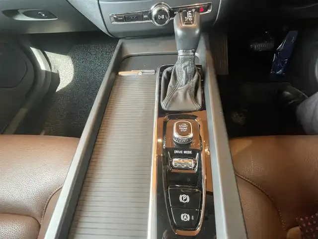 ボルボ ＸＣ６０ D4 AWD モーメンタム 高知県 2018(平30)年 4.6万km クリスタルホワイトP INTELLI SAFE/歩行者・サイクリスト・大型動物検知機能(夜間含む)/インターセクション・サポート(右折時対向車検知機能)/ステアリング・サポート(衝突回避支援機能)/オンカミング・レーン・ミティゲーション/全車追従機能付きACC/パイロット・アシスト(車線維持支援機能)/LKA/LCMA/RSI/DAC/ランオフロード・ミティゲーション/ランオフロード・プロテクション/純正HDDナビ/地デジ/CD/360°カメラシステム/Apple Car Play/純正18インチAW/パーキング・アシスト/ブラウンレザーシート/ETC2.0