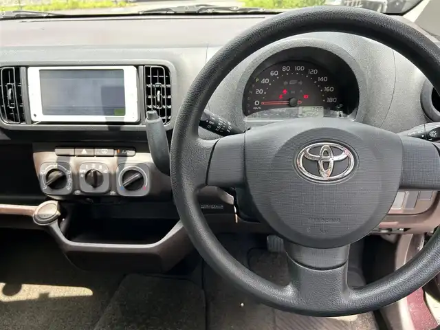 トヨタ パッソ X クツロギ 東京都 2012(平24)年 6.1万km ダークレッドマイカ 純正7インチナビ/(ワンセグ/Bluetooth/CD/SD)/バックカメラ/フロントコーナーセンサー/ETC/純正フロアマット/ISOFIX/ライトレベライザー/プライバシーガラス/電格ミラー/ドアバイザー/横滑り防止装置/取扱説明書