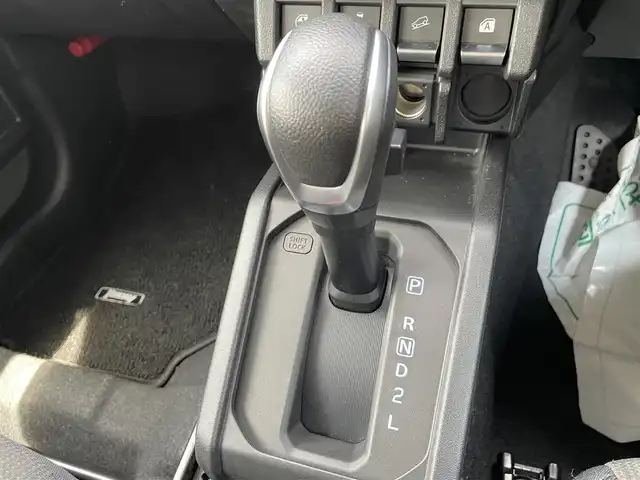 スズキ ジムニー XC 石川県 2022(令4)年 0.9万km ジャングルグリーン 4WD/ターボ/社外8型メモリーナビ/フルセグTV/バックカメラ/LEDヘッドライト/ETC/純正アルミホイール/レーダーブレーキ/シートヒーター/スマートキー/プッシュスタート/電動ミラー/クルーズコントロール/社外グリル/保証書