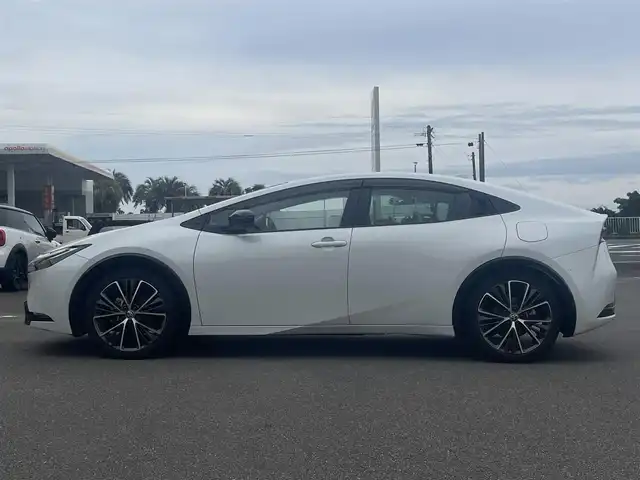 トヨタ プリウス Z 宮崎県 2023(令5)年 5.3万km 白 12.3イン純正ディスプレイオーディオ/全周囲モニター/前席シートヒーター＆エアシート/ステアリングヒーター/レーダークルーズコントロール/ワイヤレス充電/ドライブレコーダー（SDなし）/ブラインドスポットモニター/ETC2.0/電動リアゲート/ステアリングリモコン/オービスレーダー（AR-47LA）/パーキングアシストコントロール/トノカバー