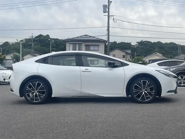 トヨタ プリウス Z 宮崎県 2023(令5)年 5.3万km 白 12.3イン純正ディスプレイオーディオ/全周囲モニター/前席シートヒーター＆エアシート/ステアリングヒーター/レーダークルーズコントロール/ワイヤレス充電/ドライブレコーダー（SDなし）/ブラインドスポットモニター/ETC2.0/電動リアゲート/ステアリングリモコン/オービスレーダー（AR-47LA）/パーキングアシストコントロール/トノカバー