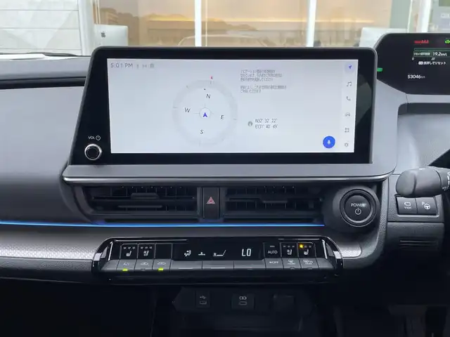 トヨタ プリウス Z 宮崎県 2023(令5)年 5.3万km 白 12.3イン純正ディスプレイオーディオ/全周囲モニター/前席シートヒーター＆エアシート/ステアリングヒーター/レーダークルーズコントロール/ワイヤレス充電/ドライブレコーダー（SDなし）/ブラインドスポットモニター/ETC2.0/電動リアゲート/ステアリングリモコン/オービスレーダー（AR-47LA）/パーキングアシストコントロール/トノカバー