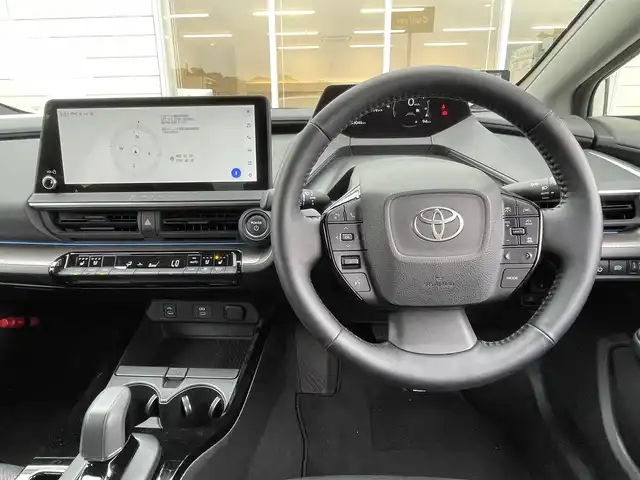 トヨタ プリウス Z 宮崎県 2023(令5)年 5.3万km 白 12.3イン純正ディスプレイオーディオ/全周囲モニター/前席シートヒーター＆エアシート/ステアリングヒーター/レーダークルーズコントロール/ワイヤレス充電/ドライブレコーダー（SDなし）/ブラインドスポットモニター/ETC2.0/電動リアゲート/ステアリングリモコン/オービスレーダー（AR-47LA）/パーキングアシストコントロール/トノカバー