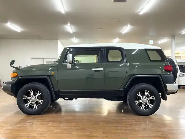 トヨタ ＦＪクルーザー 道央・札幌 2013(平25)年 7.6万km 緑Ⅱ 4WD/MKW製17インチAW/純正SDナビ/・フルセグTV/CD/DVD/SD/BT/バックカメラ/社外前後ドライブレコーダー/前後コーナーセンサー/横滑り防止装置/前後フォグライト/ETC/ヘッドライトレベライザー/純正フロアマット/純正ドアバイザー/ステアリングリモコン/背面タイヤ/カーテンエアバッグ/新車時保証書/取扱説明書