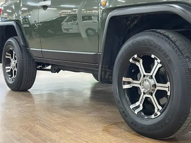 トヨタ ＦＪクルーザー 道央・札幌 2013(平25)年 7.6万km 緑Ⅱ 4WD/MKW製17インチAW/純正SDナビ/・フルセグTV/CD/DVD/SD/BT/バックカメラ/社外前後ドライブレコーダー/前後コーナーセンサー/横滑り防止装置/前後フォグライト/ETC/ヘッドライトレベライザー/純正フロアマット/純正ドアバイザー/ステアリングリモコン/背面タイヤ/カーテンエアバッグ/新車時保証書/取扱説明書