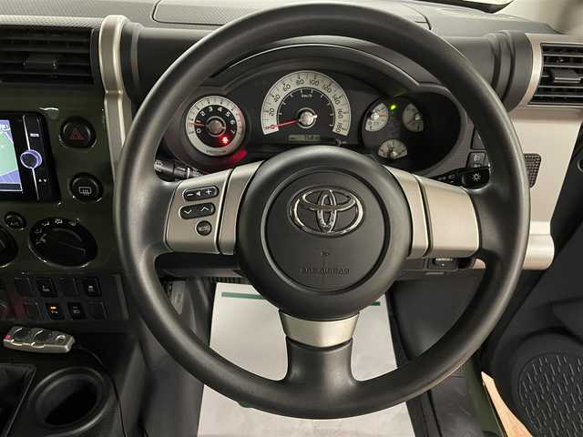 トヨタ ＦＪクルーザー 道央・札幌 2013(平25)年 7.6万km 緑Ⅱ 4WD/MKW製17インチAW/純正SDナビ/・フルセグTV/CD/DVD/SD/BT/バックカメラ/社外前後ドライブレコーダー/前後コーナーセンサー/横滑り防止装置/前後フォグライト/ETC/ヘッドライトレベライザー/純正フロアマット/純正ドアバイザー/ステアリングリモコン/背面タイヤ/カーテンエアバッグ/新車時保証書/取扱説明書