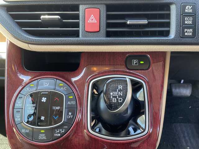 トヨタ ノア ハイブリッド G 福岡県 2015(平27)年 11.9万km ボルドーマイカメタリック (株)IDOMが運営する【じしゃロン八幡西店】の自社ローン専用車両になります。こちらは現金またはオートローンご利用時の価格です。自社ローンご希望の方は別途その旨お申付け下さい/・純正ナビ（NSZT-Y64T）/・Bluetooth/・バックカメラ/・片側パワースライド/・ドライブレコーダー/・ETC/・前席シートヒーター/・プッシュスタート/・スマートキー/・純正フロアマット
