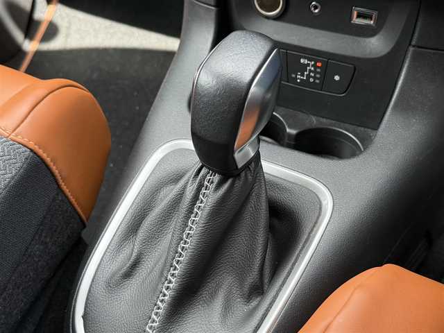 シトロエン Ｃ３ カフェエディション 静岡県 2018(平30)年 3.5万km ベージュⅡ ワンオーナー/ハーフレザーシート/ブラインドスポットアシスト/純正ナビ/(Bluetooth/MirrorLink)/衝突被害軽減システム/バックカメラ/クルーズコントロール/レーンキープアシスト/パーキングアシスト/スマートキー/ETC/フロアマット/純正17インチアルミホイール/保証書/取扱説明書/スペアキー